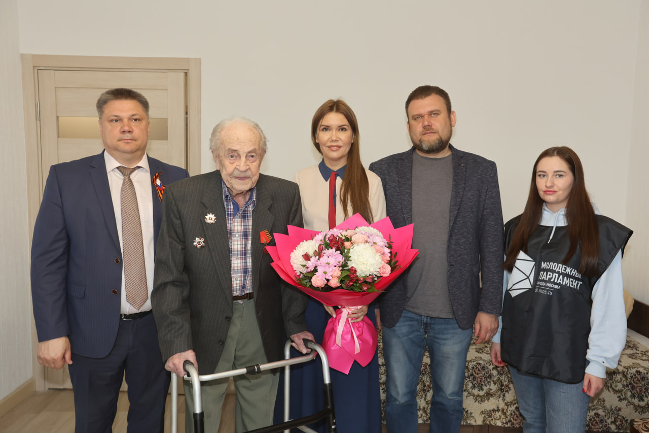 Ветеранам Великой Отечественной войны вручили награды «Почетный житель района Коммунарка»