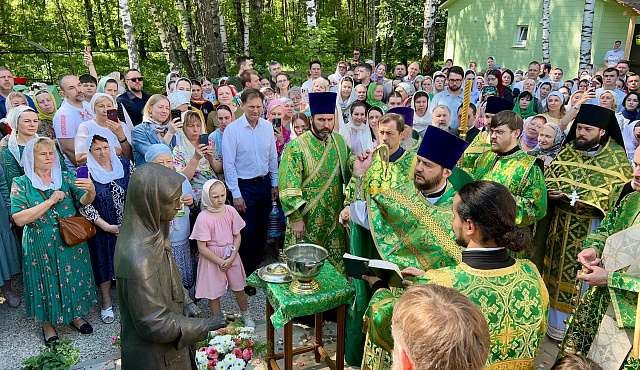 Памятник святой Ксении Петербургской установили на территории Храма в Коммунарке