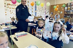 Сотрудники Госавтоинспекция Новой Москвы поздравили первоклассников с Днем знаний и напомнили о правилах дорожного движения