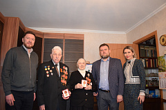 Ветеранам Коммунарки вручили первые юбилейные медали в честь 80-летия Победы