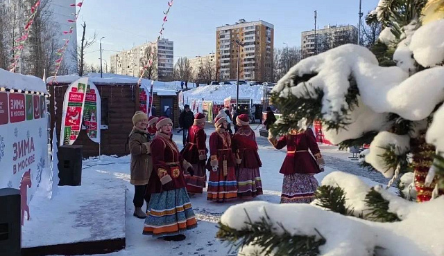 Праздник на улице провели коллективы Дома культуры «Коммунарка»
