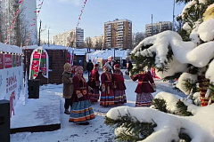 Праздник на улице провели коллективы Дома культуры «Коммунарка»